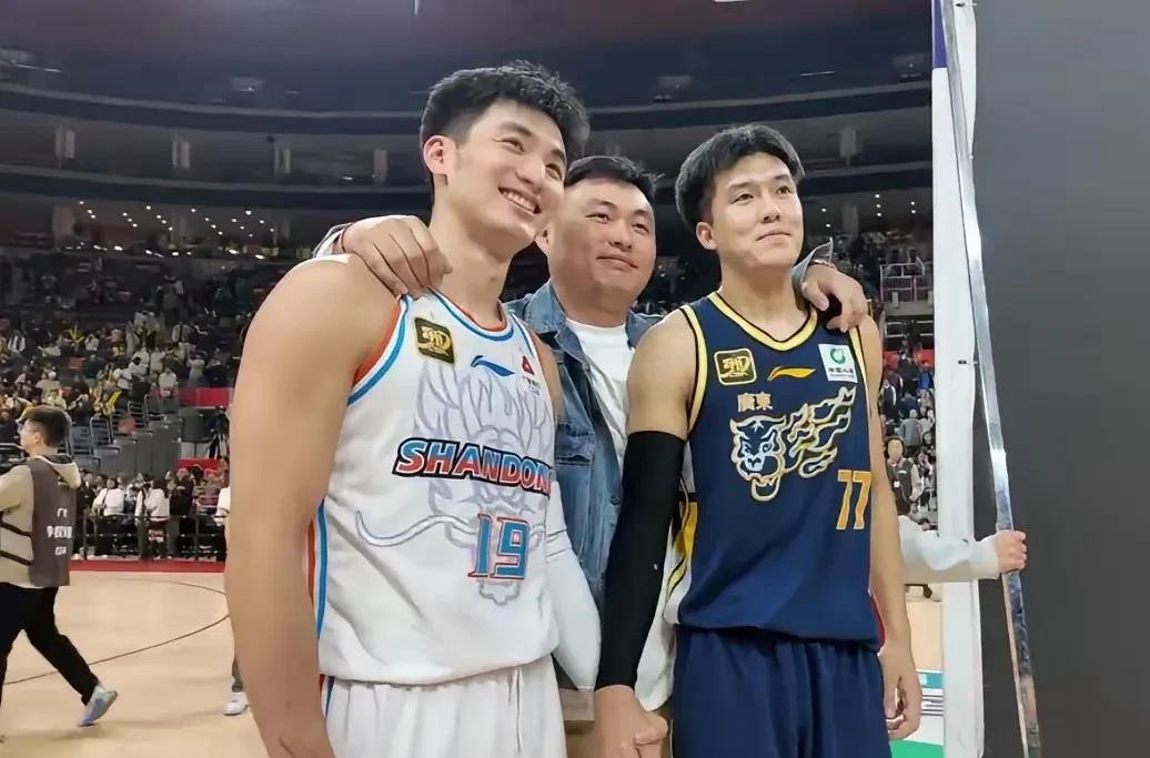 包含篮球联赛总决赛开启激烈较量，球队斗志十足的词条