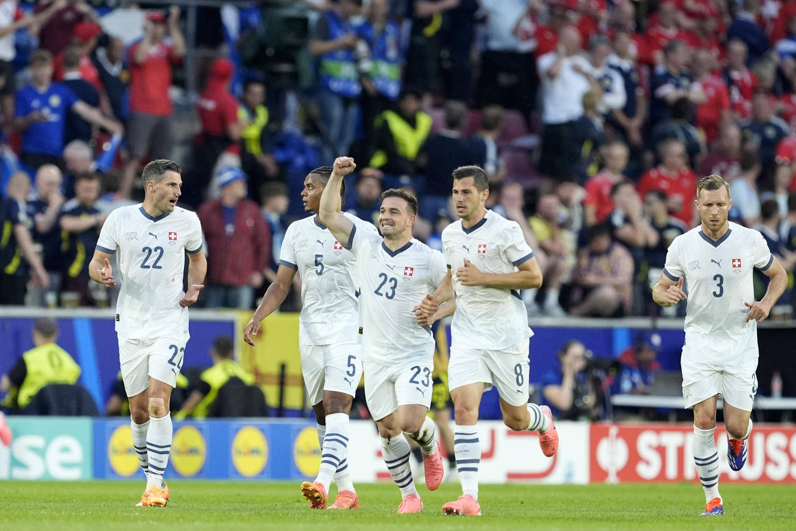 包含瑞士代表队喜获铜牌，独具风采的词条