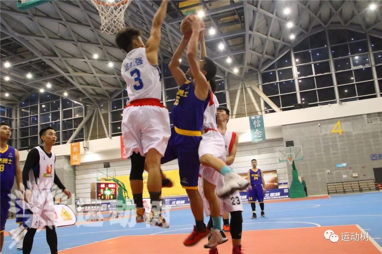 包含沙尔克队员备战弗赖堡比赛，希望成功拿下三分的词条