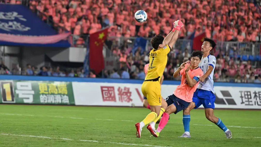 球员们在比赛中拼尽全力,为胜利而战 球员们在比赛中拼尽全力,为胜利而战