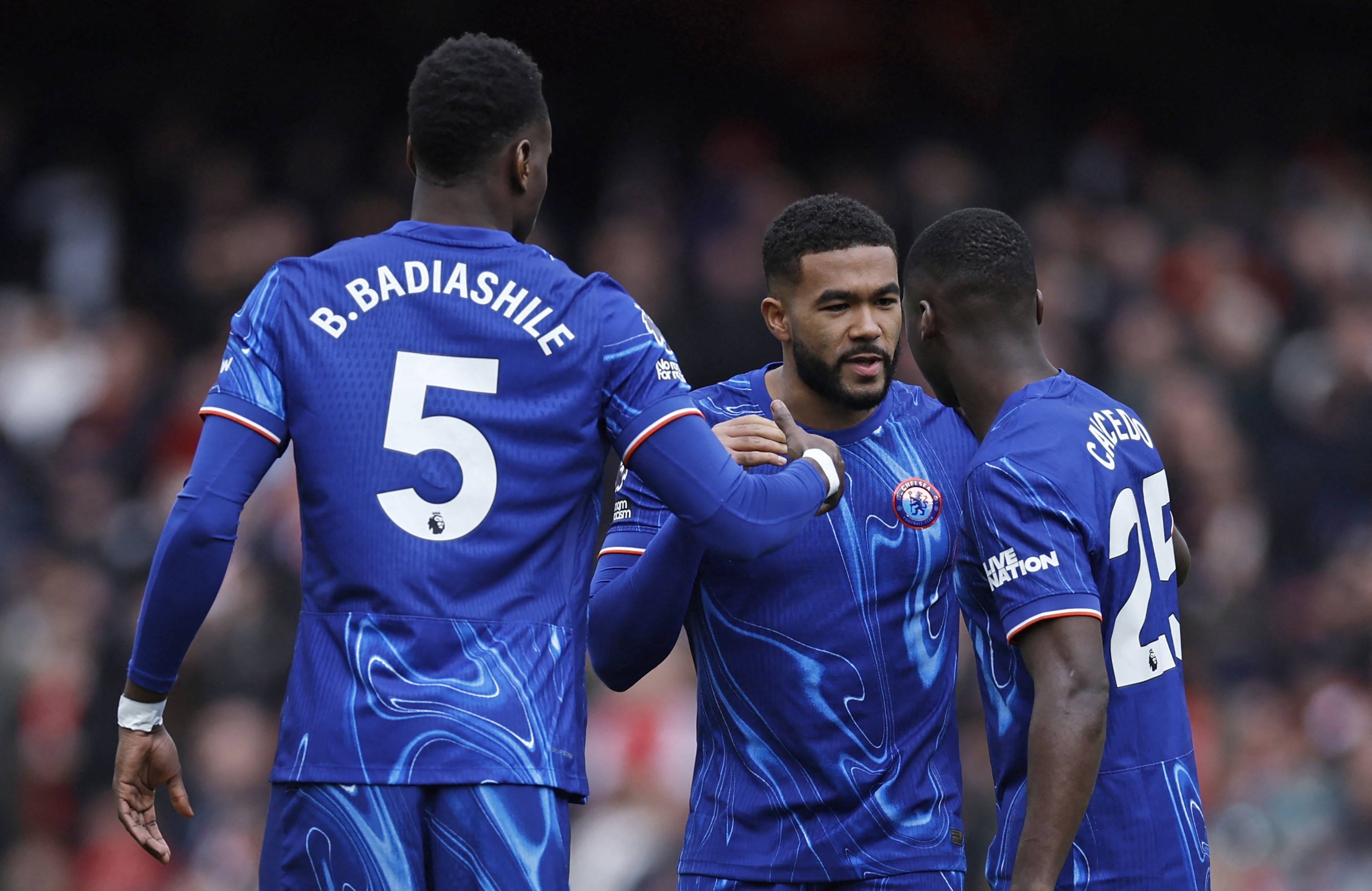 巴塞罗那足球俱乐部召开新闻发布会，宣布引进世界级球星的简单介绍